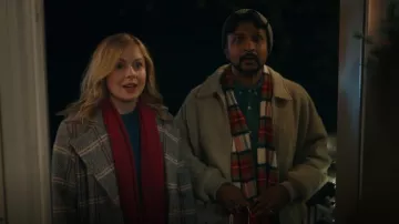 Abrigo de lana a cuadros de Calvin Klein usado por Samantha (Rose McIver) como se ve en Ghosts (T04E09)
