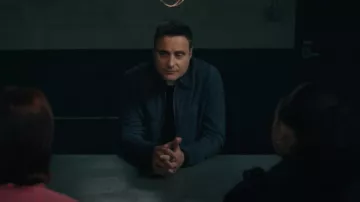 Chaqueta Boss: Regular-Fit en gamuza, usada por Jack Wilson (Dominic Fumusa) como se ve en Elsbeth (T02E08)