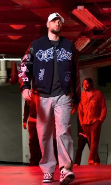 Pantalon brodé à fleurs à rayures bleu hickory Kenzo porté par Zach LaVine sur le compte Instagram @sixers