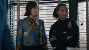 La DoubleJ Bijoux Chaqueta usada por Elsbeth Tascioni (Carrie Preston) como se ve en Elsbeth (S02E08)