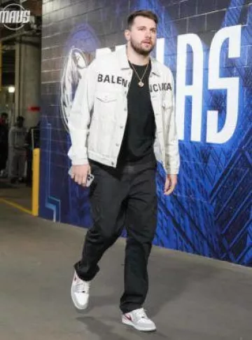 Jordan 1 Low Grey Gym Rouge portée par Luka Dončić sur le compte Instagram @dallasmavs