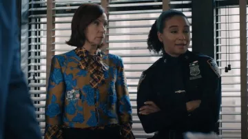 Chemise en soie Saint Laurent portée par Elsbeth Tascioni (Carrie Preston) comme on le voit dans Elsbeth (S02E08)