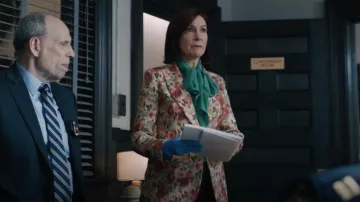 Adam Lippes Blazer de botonadura sencilla con estampado floral usado por Elsbeth Tascioni (Carrie Preston) visto en Elsbeth (T02E08)