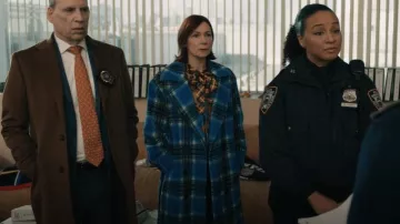 Gabardina Aqua Plaid Duster usada por Elsbeth Tascioni (Carrie Preston) como se ve en Elsbeth (S02E08)