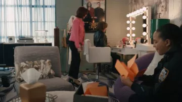Zapatos de tacón con detalle de lazo de Ferragamo usados por Elsbeth Tascioni (Carrie Preston) como se ve en Elsbeth (S02E08)