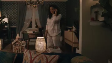 PJ Salvage Loungewear Nordic Nights Long Sleeve Top porté par l’officier Kaya Blanke (Carra Patterson) comme on le voit dans Elsbeth (S02E08)