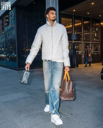 Chaqueta acolchada Louis Vuitton Grey Large LV Logo usada por Victor Wembanyama en la cuenta de Instagram @leaguefits