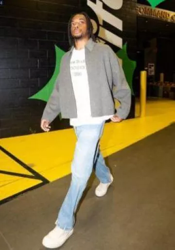 Acne Studios Dusty White Stockholm 1996 Camiseta usada por Darius Garland en la cuenta de Instagram @cavs