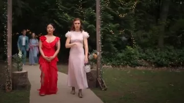 Doen Evonna Robe à volants en soie à chardon violet portée par AJ (Zosia Mamet) comme on le voit dans Laid (S01E02)