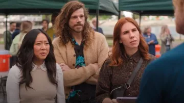 Vestido de mezclilla con estampado de leopardo de AllSaints Osa usado por AJ (Zosia Mamet) como se ve en Laid (S01E08)