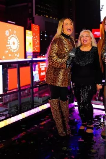 Manteau imprimé à simple boutonnage Versace porté par Rita Ora sur son post Instagram le 1er janvier 2025