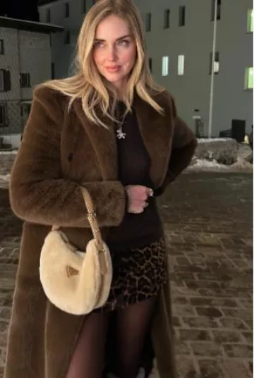 Sac à bandoulière en peau lainée et cuir Prada Arque porté par Chiara Ferragni sur sa Story Instagram le 2 janvier 2025