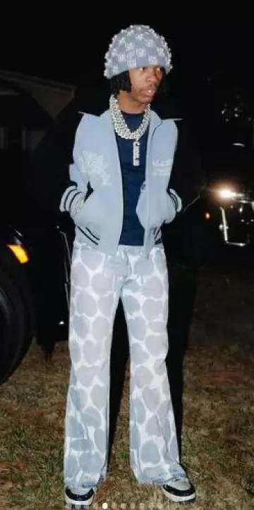 Readymore Blue Allover Hearts Flared Jeans usados por Lil Baby en la cuenta de Instagram @lilbaby