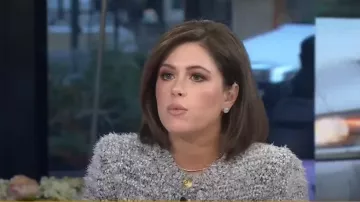L’Agence Una Crop Eyelash Tweed Cardigan porté par Chloe Melas comme on le voit dans Today le 2 janvier 2025