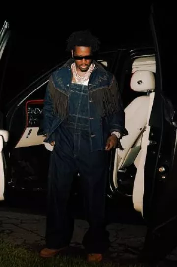 Veste en jean à franges en daim bleu profond Kenzo x Levi’s portée par Real Boston Richey sur le compte Instagram @realbostonrichey