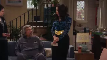 Ceinture élastique en cuir de vachette Fashiongen portée par Rosie (Selenis Leyva) comme on le voit dans Lopez vs Lopez (S03E09)