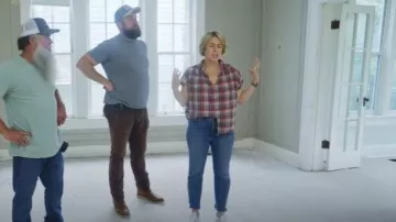 Madewell Red & Blue Short Sleeve Cotton Central Shirt en Bergen Plaid porté par Erin Napier comme on le voit dans Home Town (S09E02)
