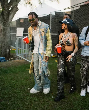 Cease and Desist Camisa de franela con tachuelas multicolor con el signo de la paz 'Rework' usada por Lil Tjay en la cuenta de Instagram @liltjay