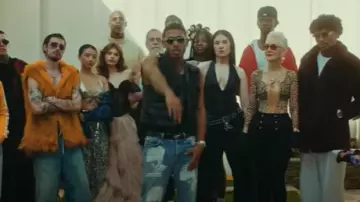 Ceinture Prada à boucle triangle épaisse noire et argentée portée par Myke Towers dans Myke Towers & Pirlo - VAN CLEEF (Official Music Video)