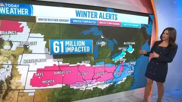 Robe à boutons en tweed de Marissa Webb Collective portée par Angie Lassman, comme on le voit dans Today le 6 janvier 2025