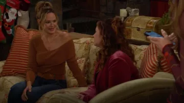 Pull Booker Lovers and Friends en camel porté par Sharon Newman (Sharon Case) tel qu’on le voit dans Les Feux de l’Amour le 5 janvier 2025