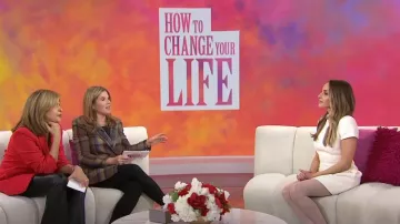 Robe Nadine Merabi Simone en ivoire portée par Gabrielle Bernstein comme on le voit dans Today with Hoda & Jenna le 6 janvier 2025