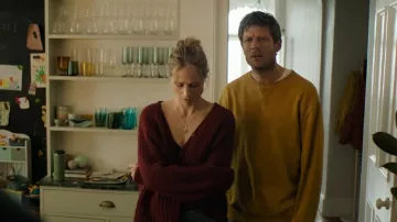 Cárdigan de Sézane Basile en granate usado por Maddie Wilson (Niamh Algar) como se ve en Playing Nice (T01E01)