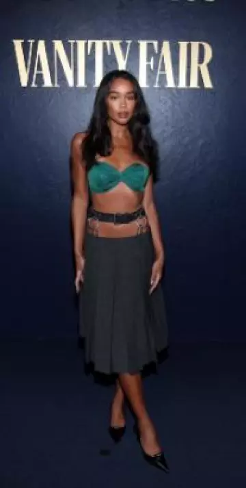 Zapatos de tacón destalonados con placa con el logotipo de Prada usados por Laura Harrier en la fiesta de la temporada de premios de Vanity Fair y Amazon Mgm Studios el 4 de enero de 2025