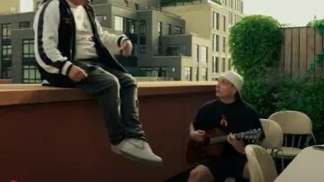 New Era New York Yankees All White 59FIFTY usado por Peso Pluma en Hollywood - Peso Pluma, Estevan Plazola (Video Oficial)