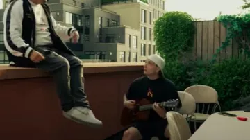 Camiseta Balenciaga Black & Orange-Flames 'Unity Sports Icon' usada por Peso Pluma en Hollywood - Peso Pluma, Estevan Plazola (Video Oficial)