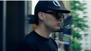 Gafas de sol Louis Vuitton Black 'LV Sleek' Pilot usadas por Peso Pluma en Hollywood - Peso Pluma, Estevan Plazola (Video Oficial)