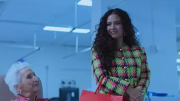 Chaqueta corta River Island Boucle usada por Rosa Flores (Paula García) como se ve en Bump (S05E03)