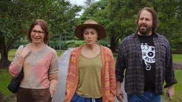 Oxford Lowen Argyle V-Neck Knit en avoine porté par Edith Chalmers (Anita Hegh) comme on le voit dans Bump (S05E04)