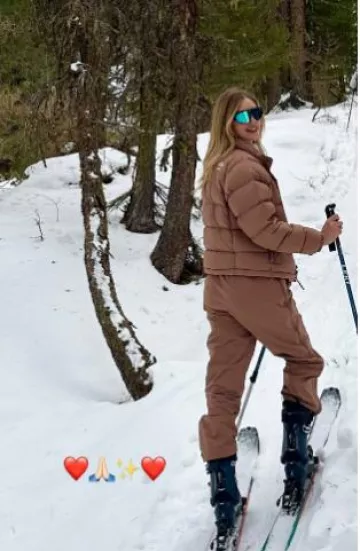 Veste The North Face x Skims 2000 Retro Nuptse portée par Chiara Ferragni sur sa Story Instagram le 6 janvier 2025