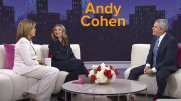 Camisa Lela Rose Fluid Crepe Lace Combo Button Down usada por Jenna Bush Hager como se ve en Today with Hoda & Jenna el 7 de enero de 2025