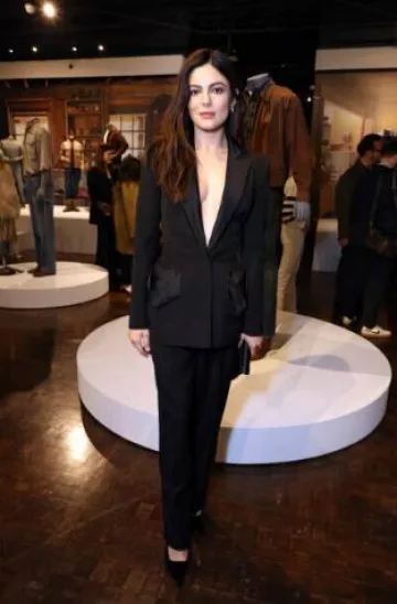 Escarpins Jimmy Choo Ixia portés par Monica Barbaro à l’exposition immersive spéciale Asu Fidm présentant des designs de costumes d’un parfait inconnu le 6 janvier 2025