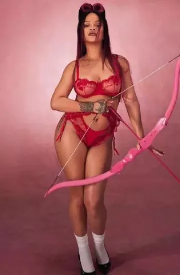 Zapatos de tacón con detalle de rosa de Magda Butrym usados por Rihanna en la colección Savage X Fenty Loveline el 7 de enero de 2025