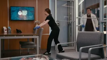 Zapatillas Adidas Grand Court 2.0 usadas por Robin Charles (Mekia Cox) como se ve en Chicago Med (S10E01)