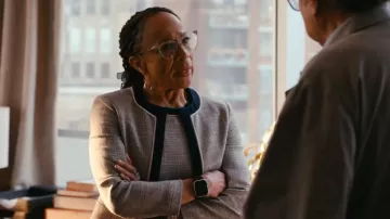 Apple Watch SE 2e génération Boîtier en aluminium de 40 mm avec bracelet sport en denim porté par Sharon Goodwin (S. Epatha Merkerson) comme vu dans Chicago Med (S10E04)