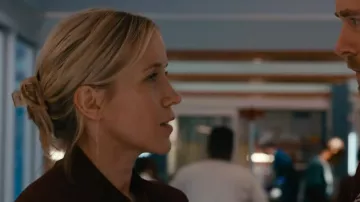Pinces à griffes en acrylique Scünci Ponytail portées par le Dr Hannah Asher (Jessy Schram) comme vu dans Chicago Med (S10E04)