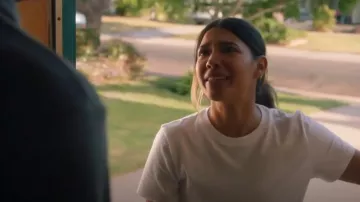 Rag & Bone The Tee porté par Celina Juarez (Lisseth Chavez) comme on le voit dans The Rookie (S07E01)