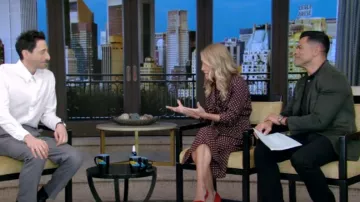 Robe Céline Low Lavallière portée par Kelly Ripa comme on le voit en LIVE avec Kelly et Mark le 8 janvier 2025