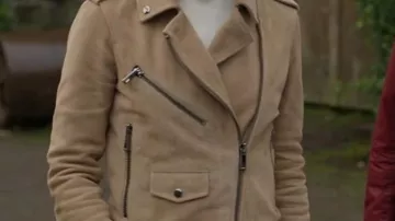 Chaqueta de gamuza de Fiona (Shenae Grimes) como se ve en Love of the Irish