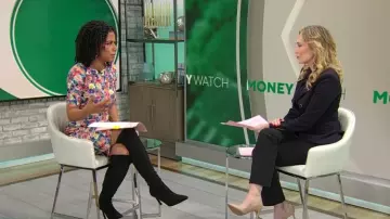 Blazer Banana Republic Captains en bleu marine porté par Kelly O’Grady tel qu’on le voit dans CBS Mornings le 1er janvier 2025