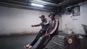 Las zapatillas que lleva Fresh LaDouille en su vídeo musical La Douille #5