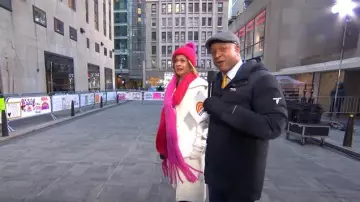Abrigo de lana con ribetes de cuero Clarice de Mackage en color crema usado por Hoda Kotb como se ve en Today el 8 de enero de 2025