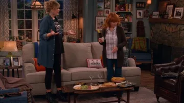 Botas Django y Juliette Tayla usadas por Gabby (Melissa Peterman) como se ve en Happy's Place (T01E03)