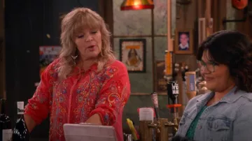 Johnny Was Cachemire Point Collar Long Sleeve Floral Embroidery Button Front Tunique portée par Gabby (Melissa Peterman) comme on le voit dans Happy’s Place (S01E04)