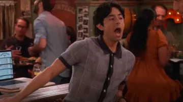 J Crew Suéter-Polo de Algodón Heritage de Manga Corta en Jacquard de Windowpane usado por Steve (Pablo Castelblanco) como se ve en Happy's Place (S01E05)