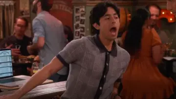 J Crew Short-Sleeve Heritage Cotton Sweater-Polo In Windowpane Jacquard porté par Steve (Pablo Castelblanco) comme on le voit dans Happy’s Place (S01E05)